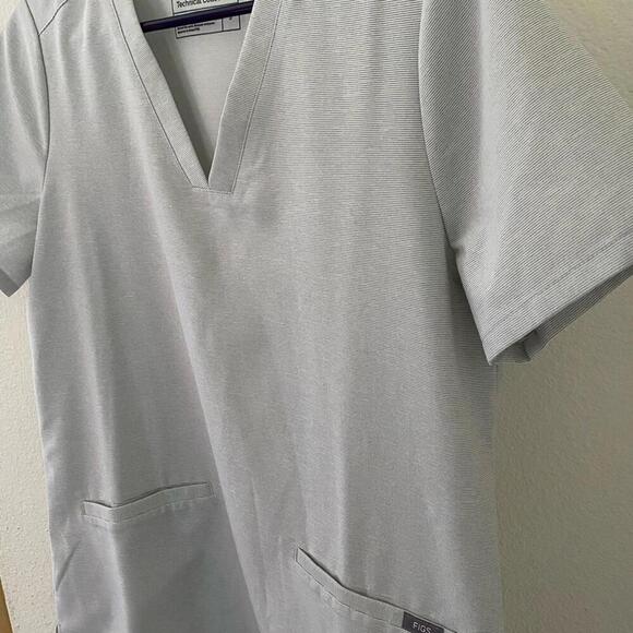FIGS Technical Collection Casma Scrub Top Space Gray size XS - Picture 3 of 4